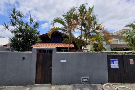 Casa para alugar com 360m², 4 quartos e 5 vagas Casa para alugar com 360m², 4 quartos e 5 vagasFachada
