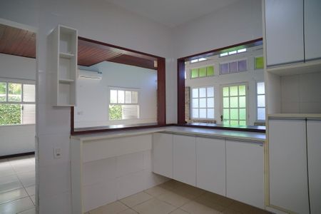 Casa para alugar com 360m², 4 quartos e 5 vagas Casa para alugar com 360m², 4 quartos e 5 vagasCozinha