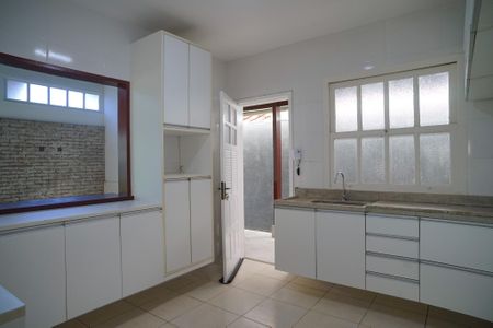 Casa para alugar com 360m², 4 quartos e 5 vagas Casa para alugar com 360m², 4 quartos e 5 vagasCozinha