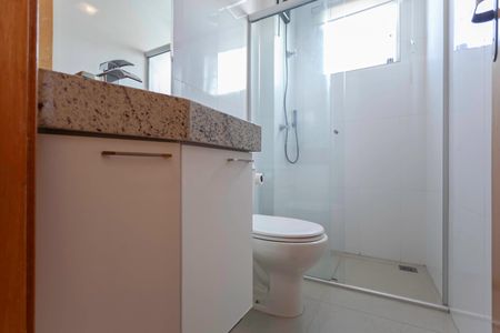 Apartamento para alugar com 55m², 2 quartos e 1 vaga Apartamento para alugar com 55m², 2 quartos e 1 vagaBanheiro social