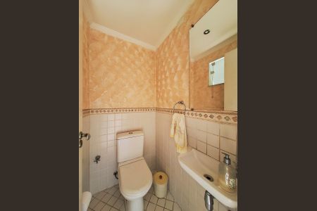 Casa à venda com 495m², 3 quartos e 4 vagas Casa à venda com 495m², 3 quartos e 4 vagasBanheiro piscina