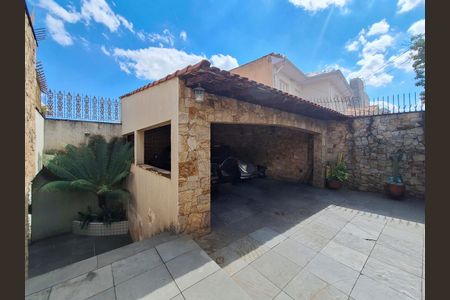 Casa à venda com 495m², 3 quartos e 4 vagas Casa à venda com 495m², 3 quartos e 4 vagasGaragem