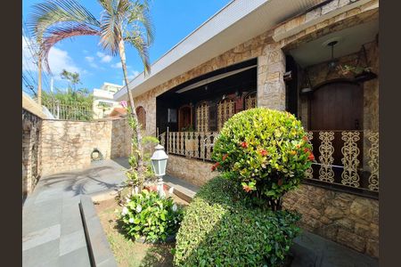 Casa à venda com 495m², 3 quartos e 4 vagas Casa à venda com 495m², 3 quartos e 4 vagasFachada