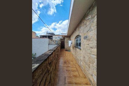 Casa à venda com 495m², 3 quartos e 4 vagas Casa à venda com 495m², 3 quartos e 4 vagasLateral