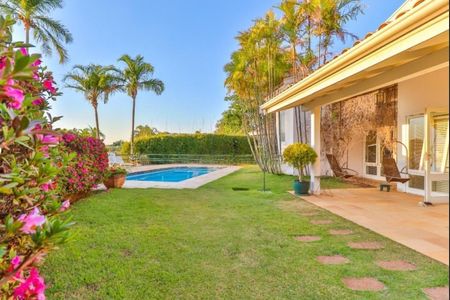 Casa de condomínio à venda com 629m², 4 quartos e 3 vagasFoto 02