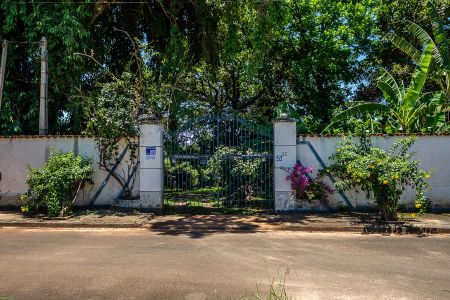 Casa para alugar com 4m², 3 quartos e 5 vagasFachada da casa com a Placa do Quinto Andar