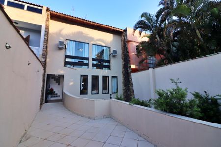 Casa à venda com 259m², 3 quartos e 6 vagasFachada Interna