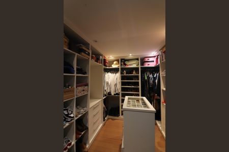 Casa à venda com 259m², 3 quartos e 6 vagasSuíte 1 Closet