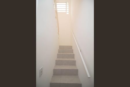 Casa para alugar com 100m², 2 quartos e sem vaga Casa para alugar com 100m², 2 quartos e sem vagaEscada