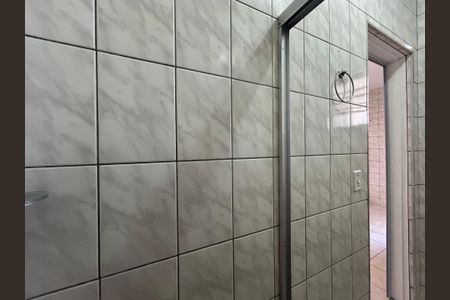 Banheiro de casa para alugar com 1 quarto, 33m² em Vila Bancaria Munhoz, São Paulo