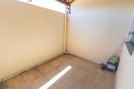 Casa à venda com 70m², 2 quartos e 1 vagaarea privativa e de serviço