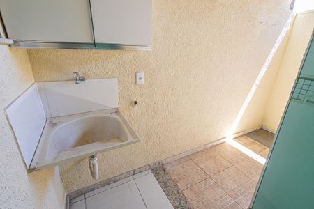 Casa à venda com 70m², 2 quartos e 1 vagaarea privativa e de serviço