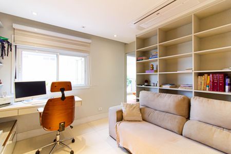 Apartamento à venda com 212m², 3 quartos e 5 vagas Apartamento à venda com 212m², 3 quartos e 5 vagasEscritório