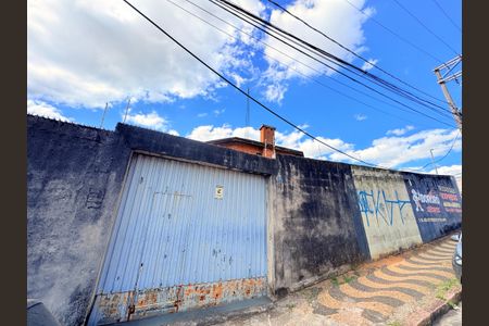 Casa à venda com 1037m², 3 quartos e 4 vagasFachada de um lado