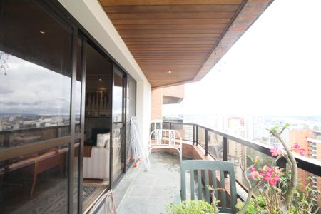 Apartamento à venda com 213m², 4 quartos e 4 vagasVaranda da Sala