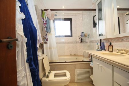 Apartamento à venda com 213m², 4 quartos e 4 vagasBanheiro da Suíte