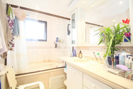 Apartamento à venda com 213m², 4 quartos e 4 vagasBanheiro da Suíte