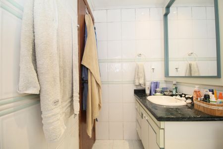 Apartamento à venda com 213m², 4 quartos e 4 vagasBanheiro da Suíte 2
