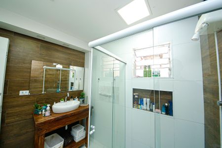 Casa à venda com 200m², 4 quartos e 2 vagas Casa à venda com 200m², 4 quartos e 2 vagasBanheiro