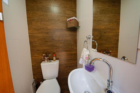 Casa à venda com 200m², 4 quartos e 2 vagas Casa à venda com 200m², 4 quartos e 2 vagasLavabo