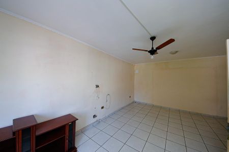 Casa à venda com 200m², 4 quartos e 2 vagas Casa à venda com 200m², 4 quartos e 2 vagasQuarto