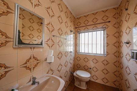 Casa à venda com 200m², 4 quartos e 2 vagas Casa à venda com 200m², 4 quartos e 2 vagasBanheiro