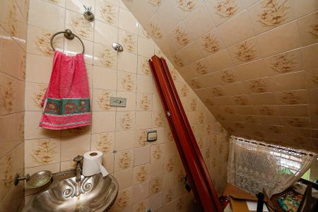 Casa à venda com 200m², 4 quartos e 2 vagas Casa à venda com 200m², 4 quartos e 2 vagasLavabo