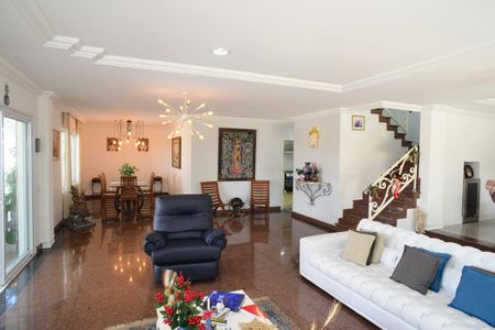 Casa de condomínio à venda com 550m², 5 quartos e 6 vagasSala