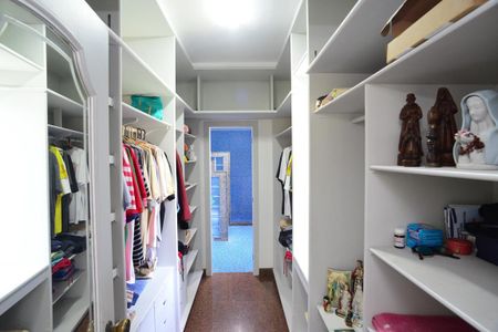 Casa de condomínio à venda com 550m², 5 quartos e 6 vagasCloset