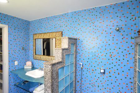 Casa de condomínio à venda com 550m², 5 quartos e 6 vagasBanheiro Suíte Principal