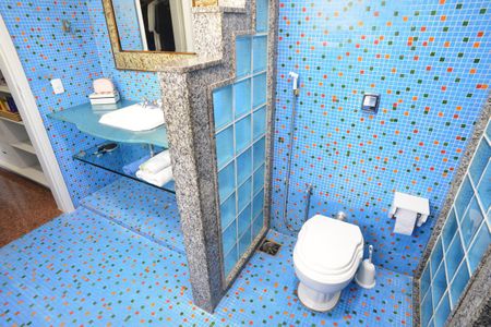 Casa de condomínio à venda com 550m², 5 quartos e 6 vagasBanheiro Suíte Principal