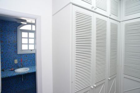 Casa de condomínio à venda com 550m², 5 quartos e 6 vagasCloset