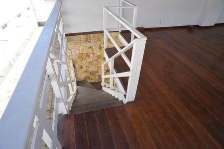 Casa de condomínio à venda com 550m², 5 quartos e 6 vagasEscada de Acesso