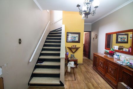 Casa à venda com 90m², 3 quartos e 2 vagasEscada