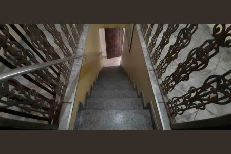 Casa à venda com 250m², 3 quartos e 10 vagasEscada