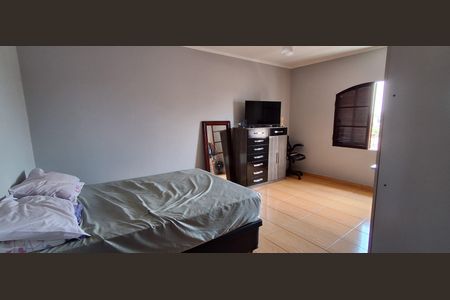 Casa à venda com 423m², 4 quartos e 3 vagas Casa à venda com 423m², 4 quartos e 3 vagasQuarto casa 2