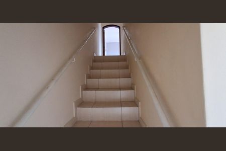 Casa à venda com 423m², 4 quartos e 3 vagas Casa à venda com 423m², 4 quartos e 3 vagasEscada