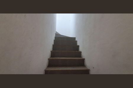 Casa à venda com 423m², 4 quartos e 3 vagas Casa à venda com 423m², 4 quartos e 3 vagasEscada