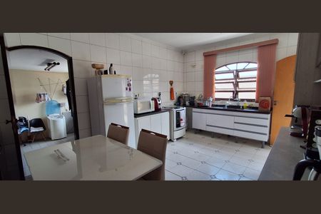 Casa à venda com 423m², 4 quartos e 3 vagas Casa à venda com 423m², 4 quartos e 3 vagasCozinha casa 2