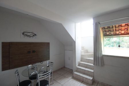 Sala de casa de condomínio à venda com 2 quartos, 102m² em São Benedito, Belo Horizonte