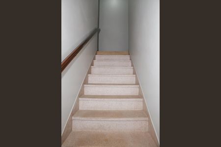 Casa à venda com 144m², 2 quartos e 2 vagasEscada