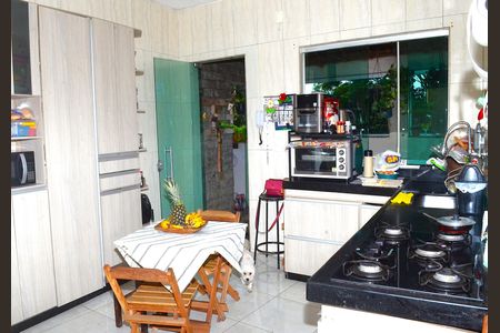 Casa à venda com 250m², 2 quartos e 2 vagasCozinha