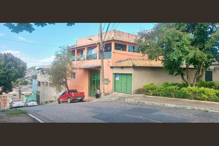 Casa à venda com 250m², 2 quartos e 2 vagas Casa à venda com 250m², 2 quartos e 2 vagasFachada
