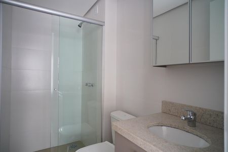 Banheiro Social de kitnet/studio para alugar com 1 quarto, 24m² em Independência, Porto Alegre