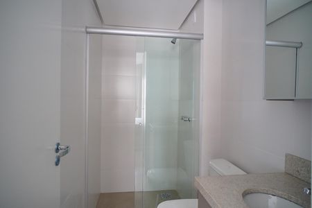 Banheiro Social de kitnet/studio para alugar com 1 quarto, 24m² em Independência, Porto Alegre