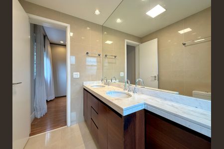 Apartamento à venda com 161m², 3 quartos e 3 vagasBanheiro 1 Suíte 