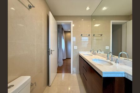 Apartamento à venda com 161m², 3 quartos e 3 vagasBanheiro 1 Suíte 