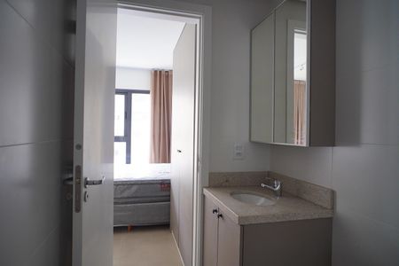 Banheiro Social de kitnet/studio para alugar com 1 quarto, 24m² em Independência, Porto Alegre