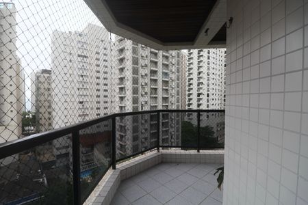 Apartamento para alugar com 134m², 3 quartos e 2 vagas Apartamento para alugar com 134m², 3 quartos e 2 vagasVaranda