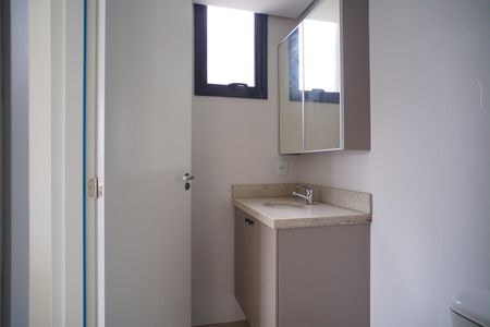Banheiro Social de kitnet/studio para alugar com 1 quarto, 42m² em Independência, Porto Alegre
